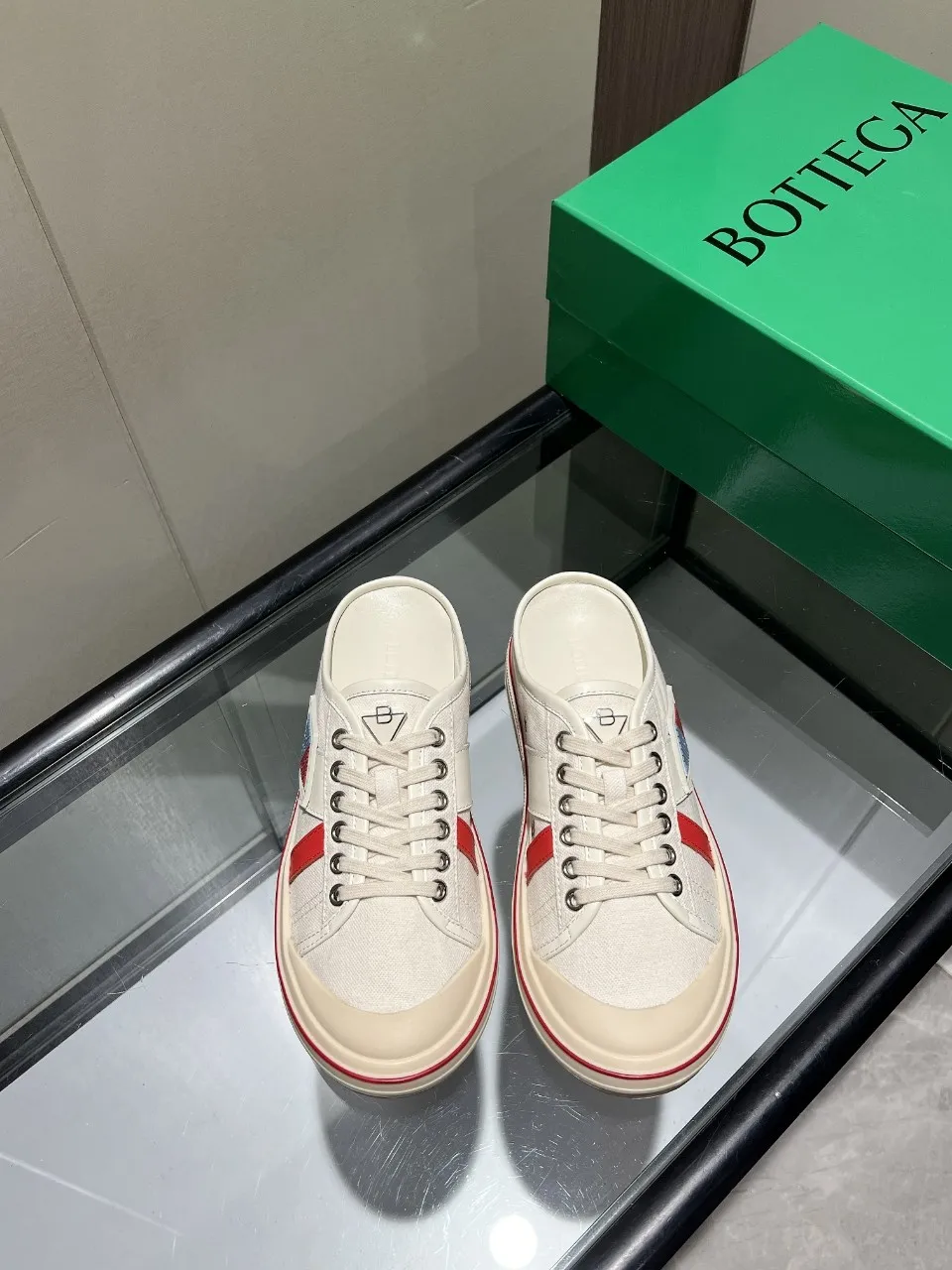 p500🐮🐮Bottega Veneta Bottega Veneta BV’s latest Eliot series retro basketball shoes casual sports canvas shoes will become a god when it is launched! [Celebration] [Celebration] A 1:1 copy of the original version, [Fireworks] original material, [Fireworks] original color system, inspired by retro basketball sneakers, the color combination highlights youthful vitality and perfectly interprets the theme of youth and childlike innocence. The details are also very particular. The summer canvas brings excellent durability and comfort. Designs such as calfskin trim, rubber toe caps and hand-painted retro red lines are full of retro feel. The round toe and convex sole add a modern feel and are suitable for various styles. Easily create a fashionable atmosphere. The upper foot is the focus...can be worn as a couple's shoes...each shoe has more taste and attitude! Fabric: Original customized high-density canvas + cowhide Lining: Original customized breathable canvas Insole: movable latex cowhide insole. Sole: original molded non-slip and wear-resistant TPU material. Sole thickness: 3cm. Size: women's size 35#-40#, men's size 39#-45#.